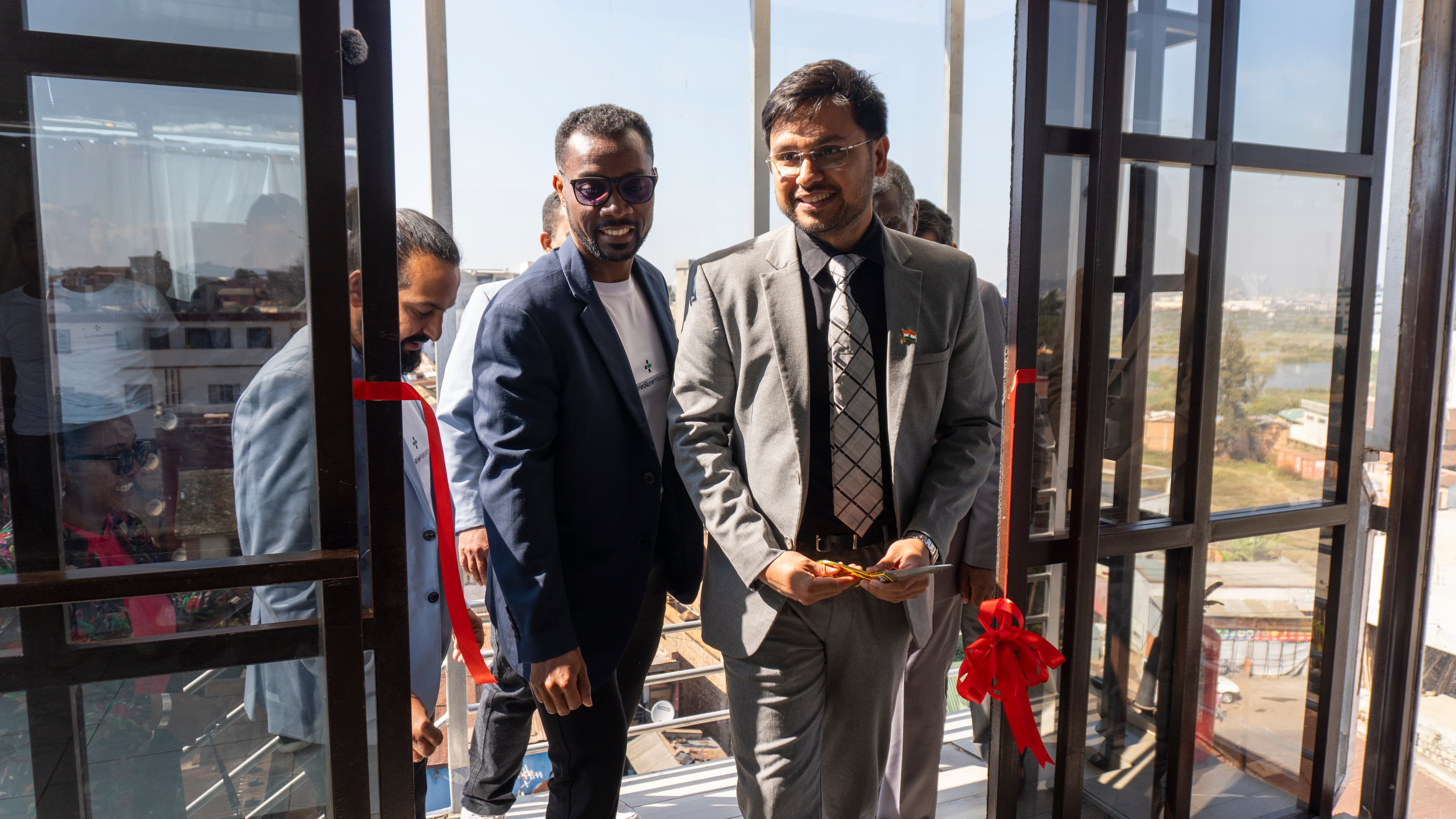 Ruban inaugural coupe au nouveau hub CureSureMedico d'Ivandry